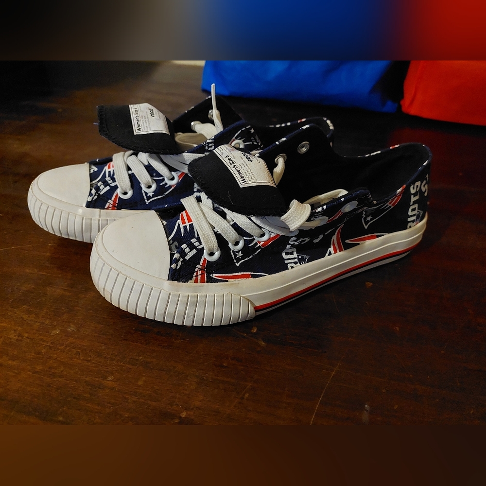 FOCO PATRIOTS WOMEN SIZE 6